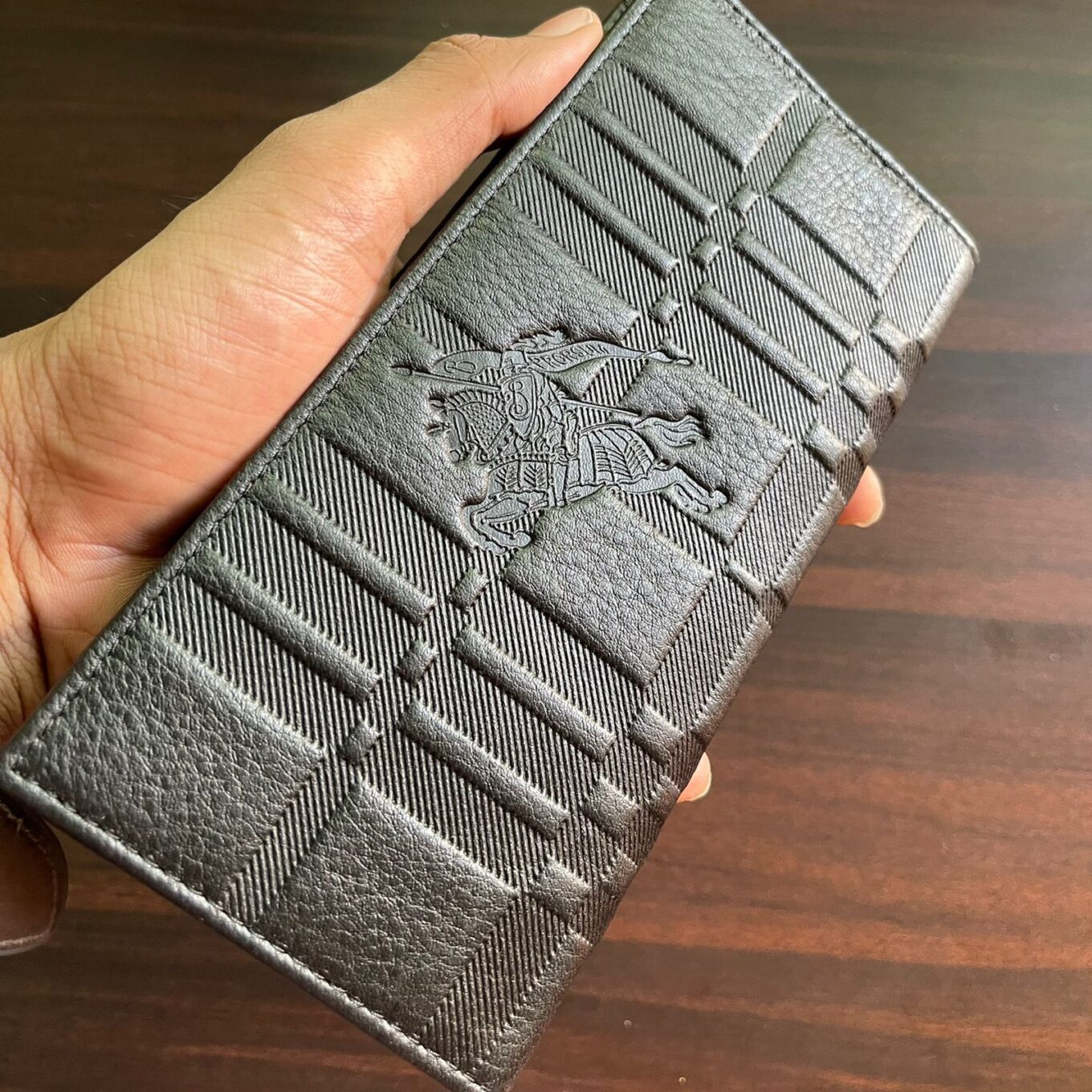 WhatsApp-Image-2021-10-08-at-17.58.27-cdf86a5d (1) Burberry Embossed Leather Unisex Long Wallet